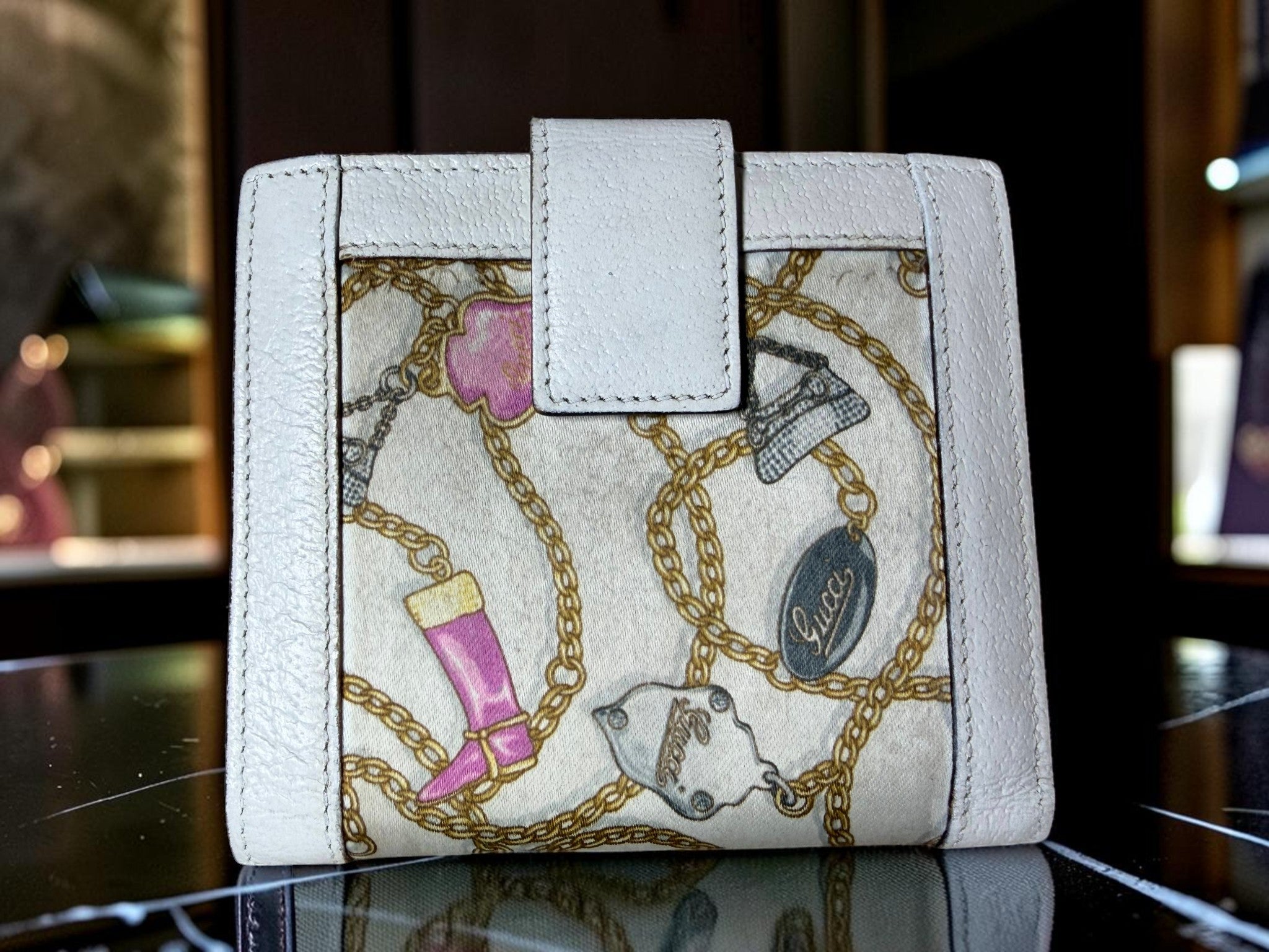 Gucci Charmy Chains Satin Print Compact Wallet – White Satin with Leather Trim