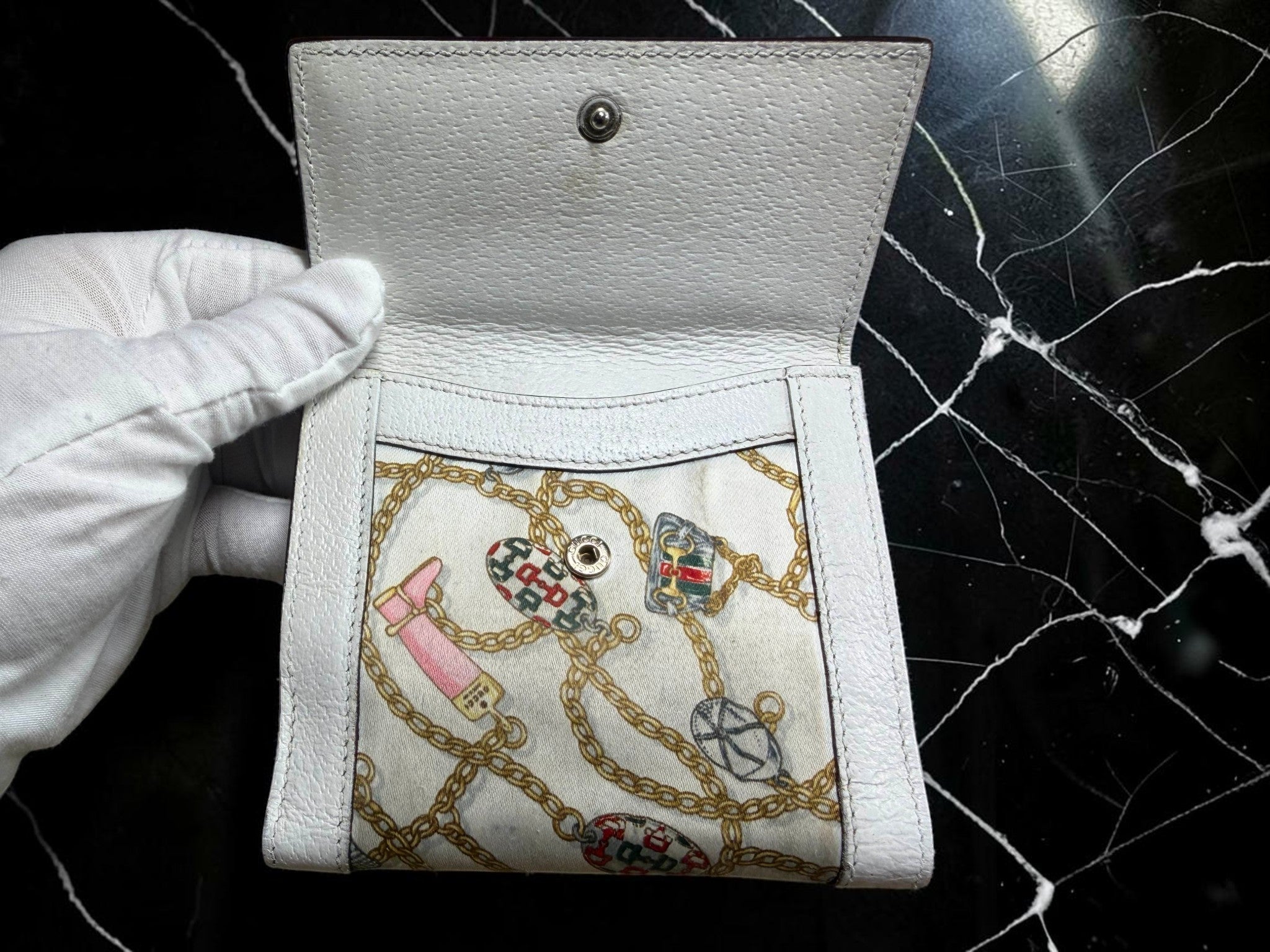 Gucci Charmy Chains Satin Print Compact Wallet – White Satin with Leather Trim