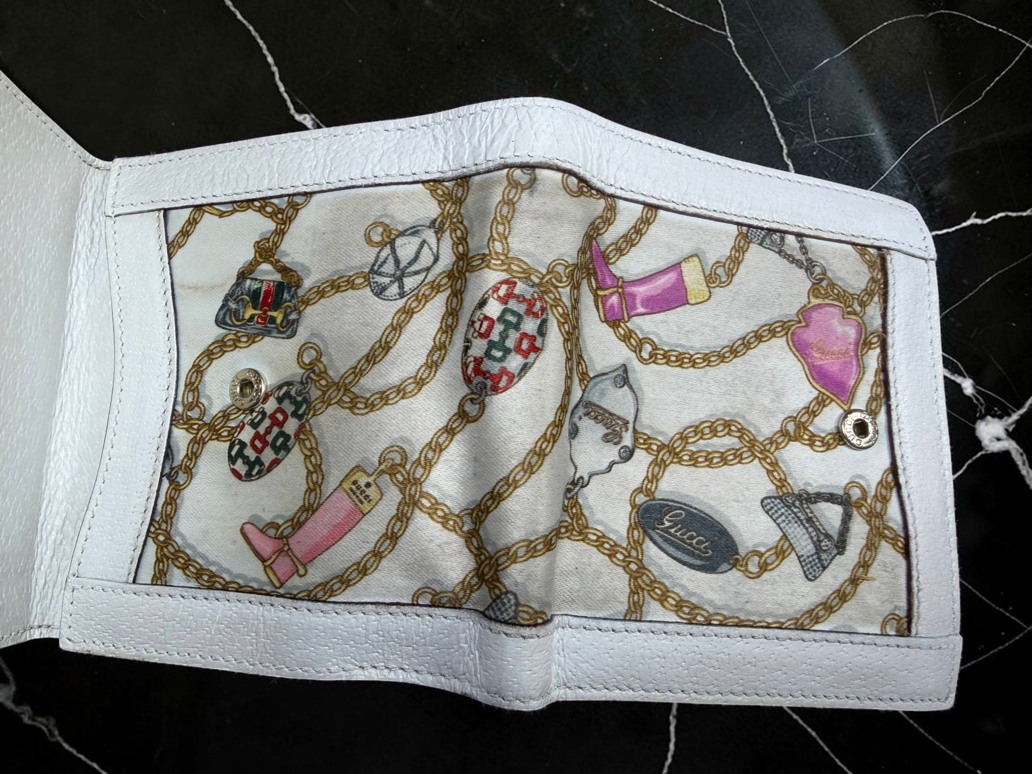 Gucci Charmy Chains Satin equestrian Print Compact Wallet  White Satin and leather