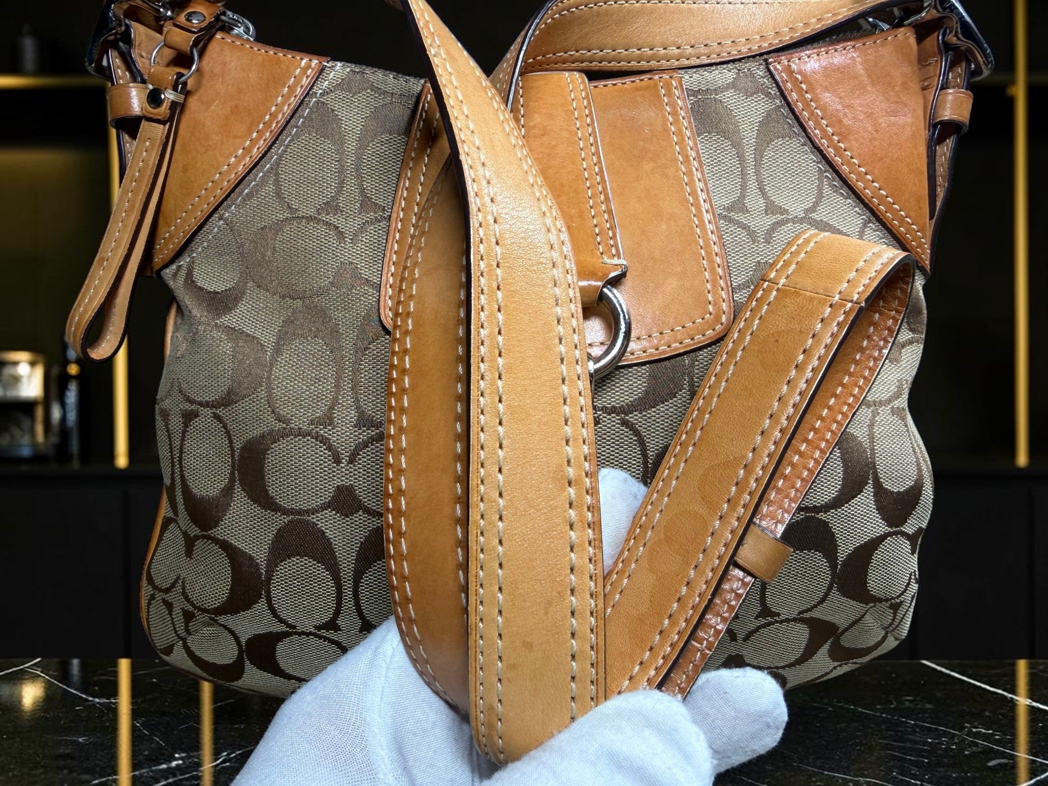 Coach Signature Soho Hobo (E06K-10249)