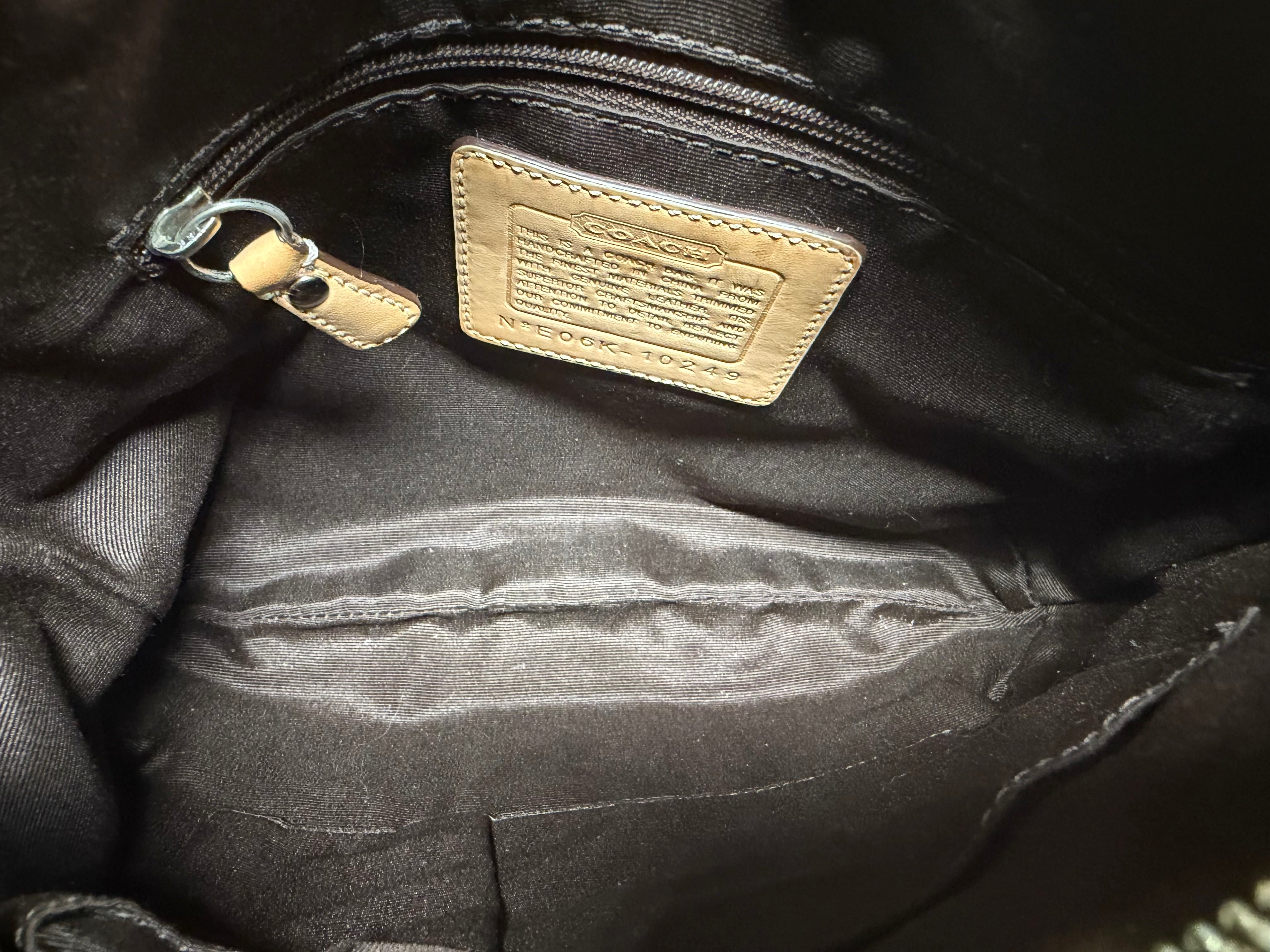 Coach Signature Soho Hobo (E06K-10249)
