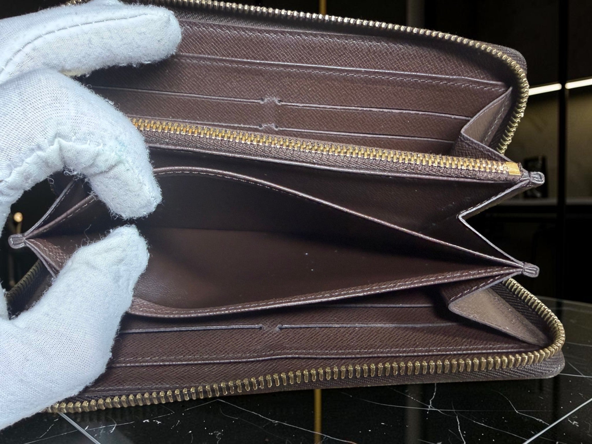 Louis Vuitton Zippy Wallet in Damier Ebene (CA4191 Spain 2011)
