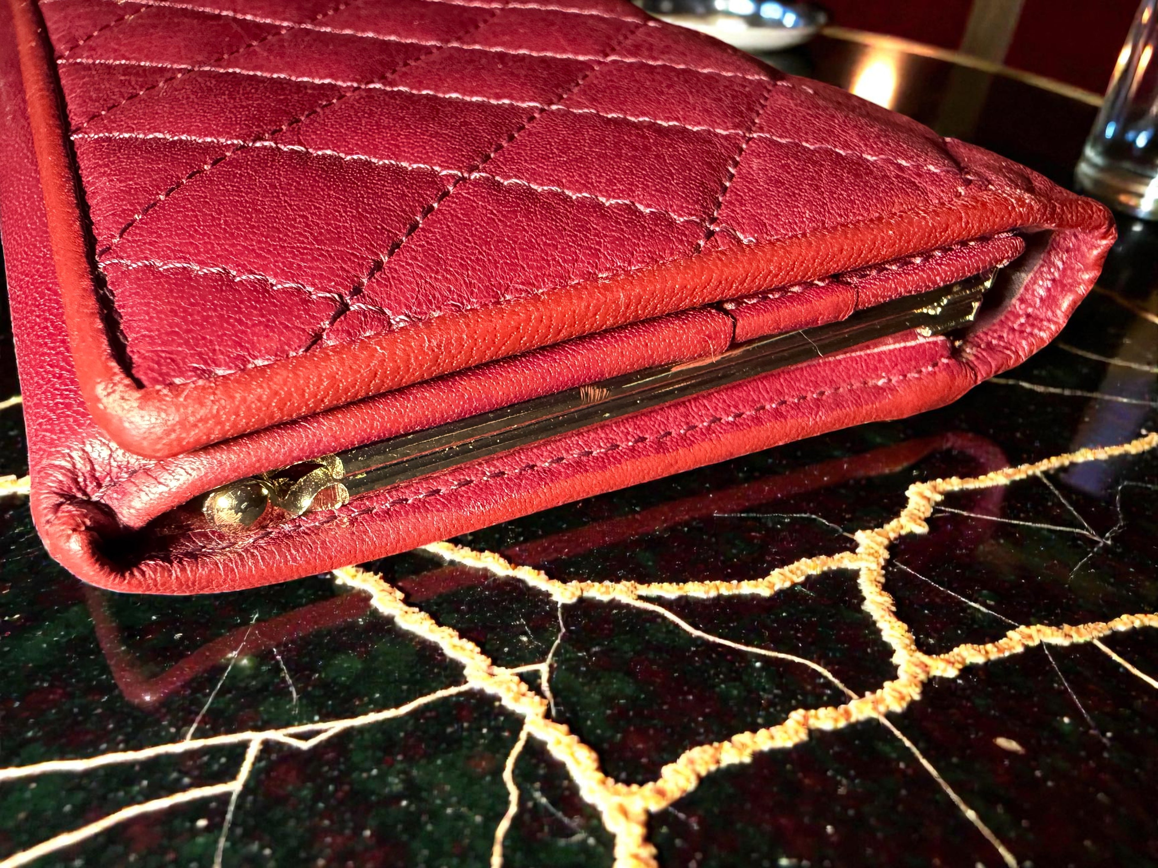 Givenchy Weinrote Geldbörse aus Lammleder mit Rautensteppung