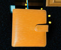 Louis Vuitton Kompakte Brieftasche aus Epi Leder