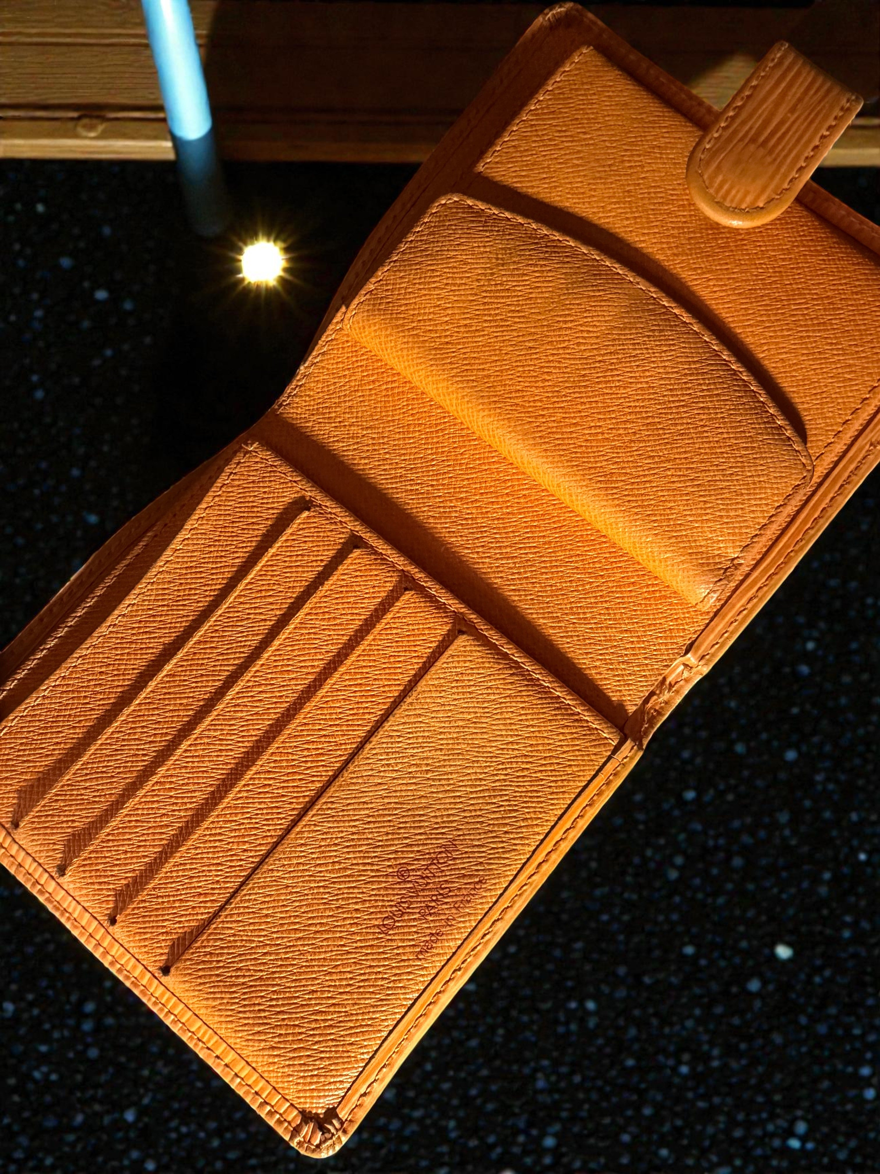 Louis Vuitton Kompakte Brieftasche aus Epi Leder