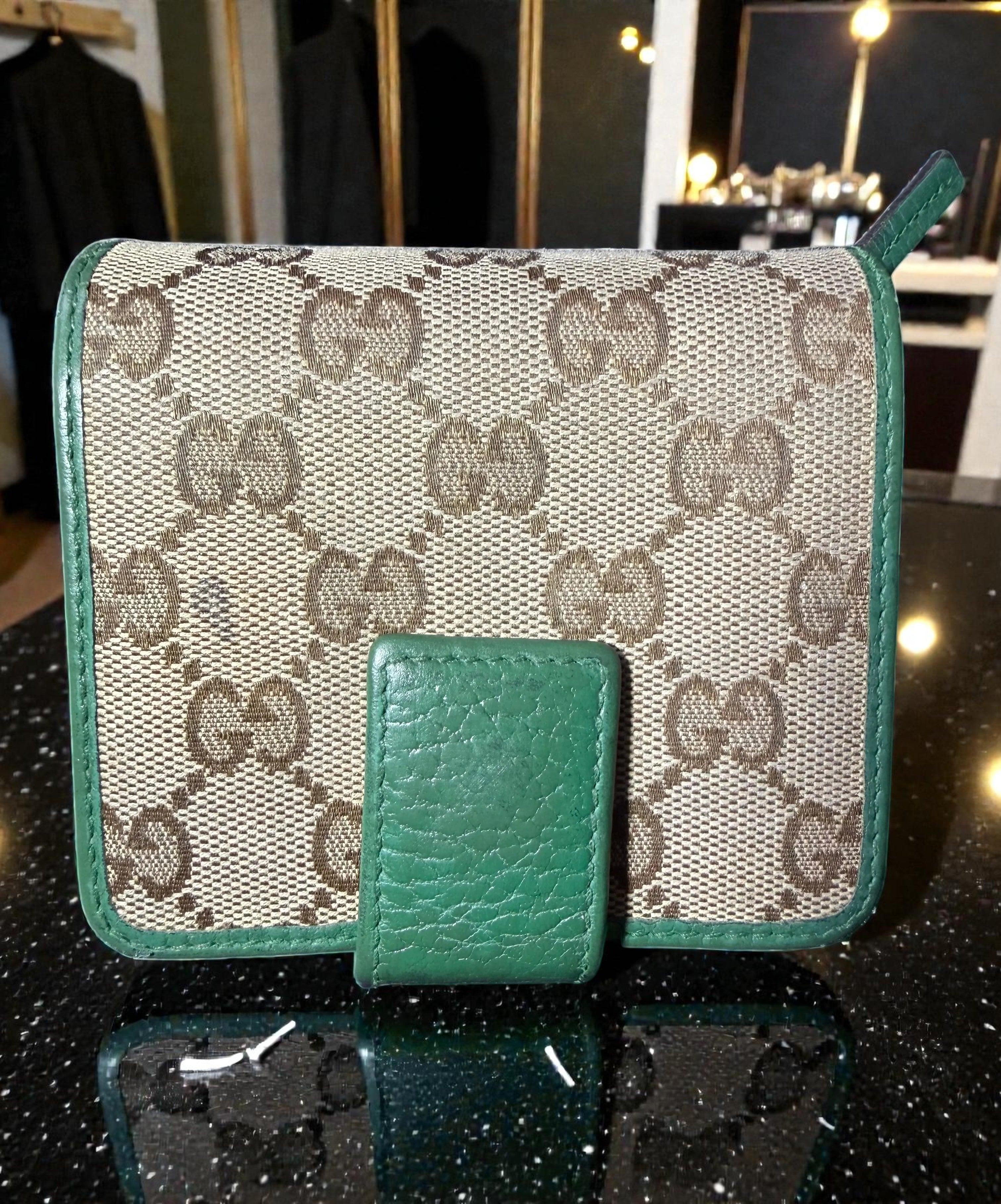 Gucci Kompaktbörse aus GG Supreme Canvas und grünem Leder
