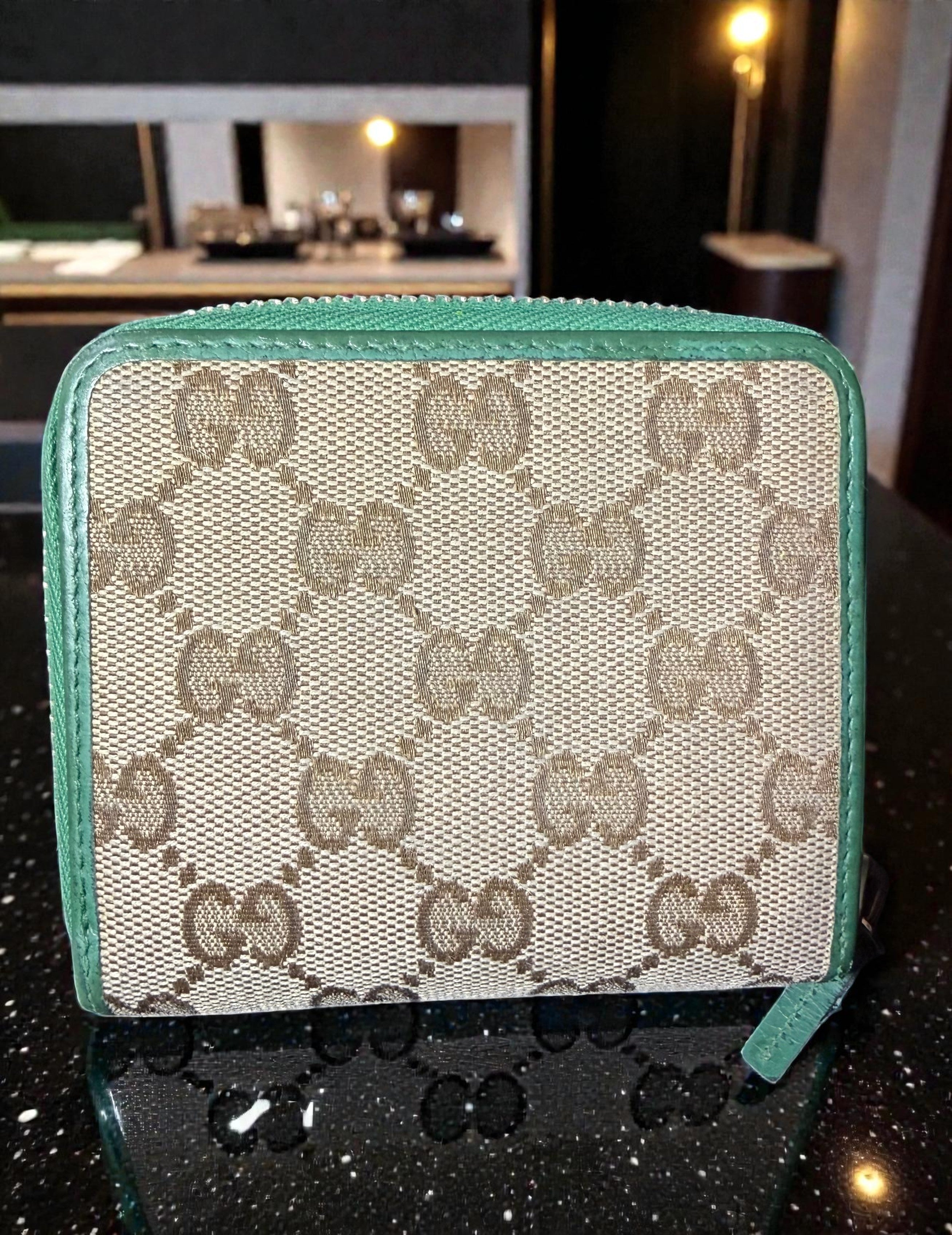 Gucci Kompaktbörse aus GG Supreme Canvas und grünem Leder