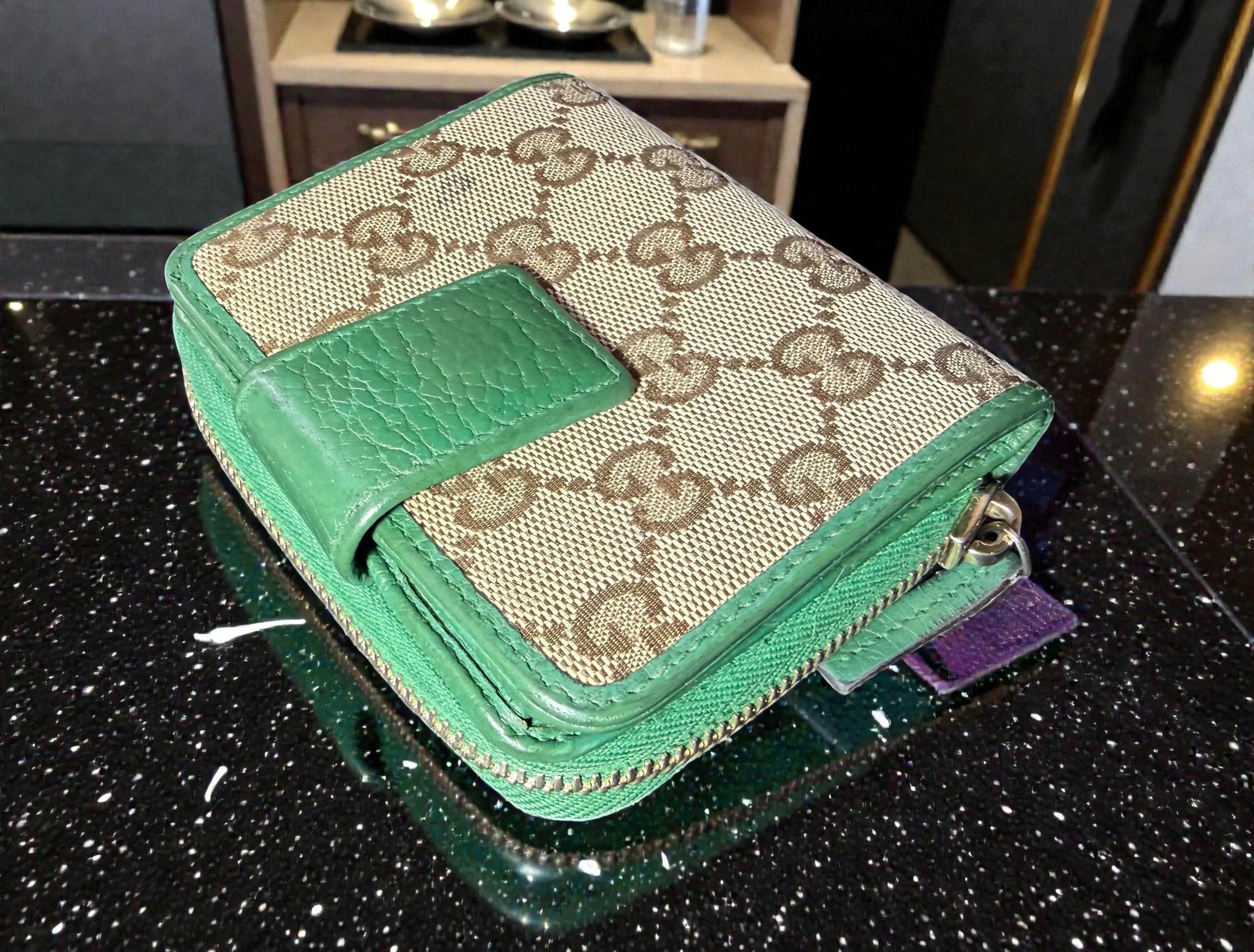 Gucci Kompaktbörse aus GG Supreme Canvas und grünem Leder