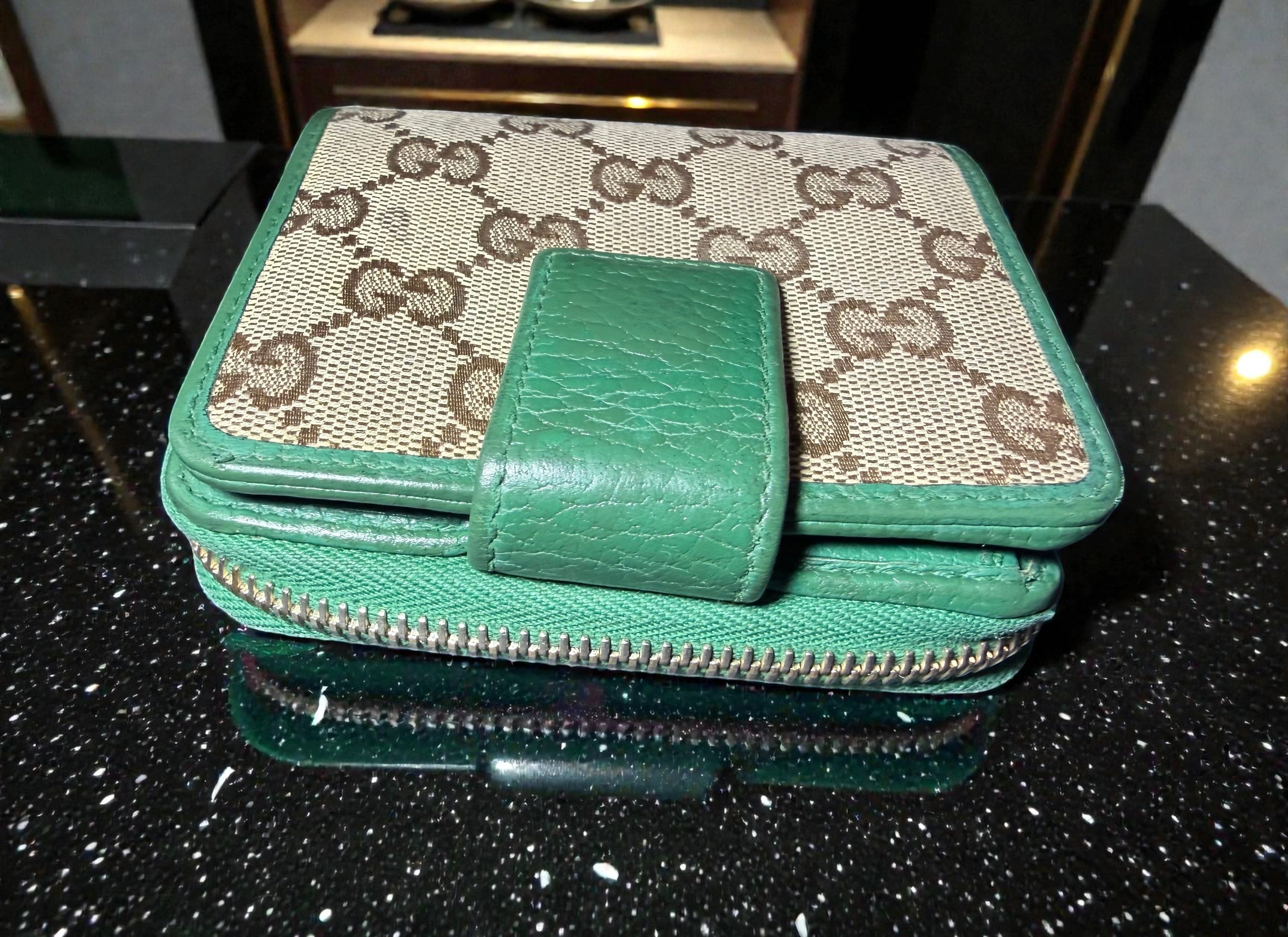 Gucci Kompaktbörse aus GG Supreme Canvas und grünem Leder