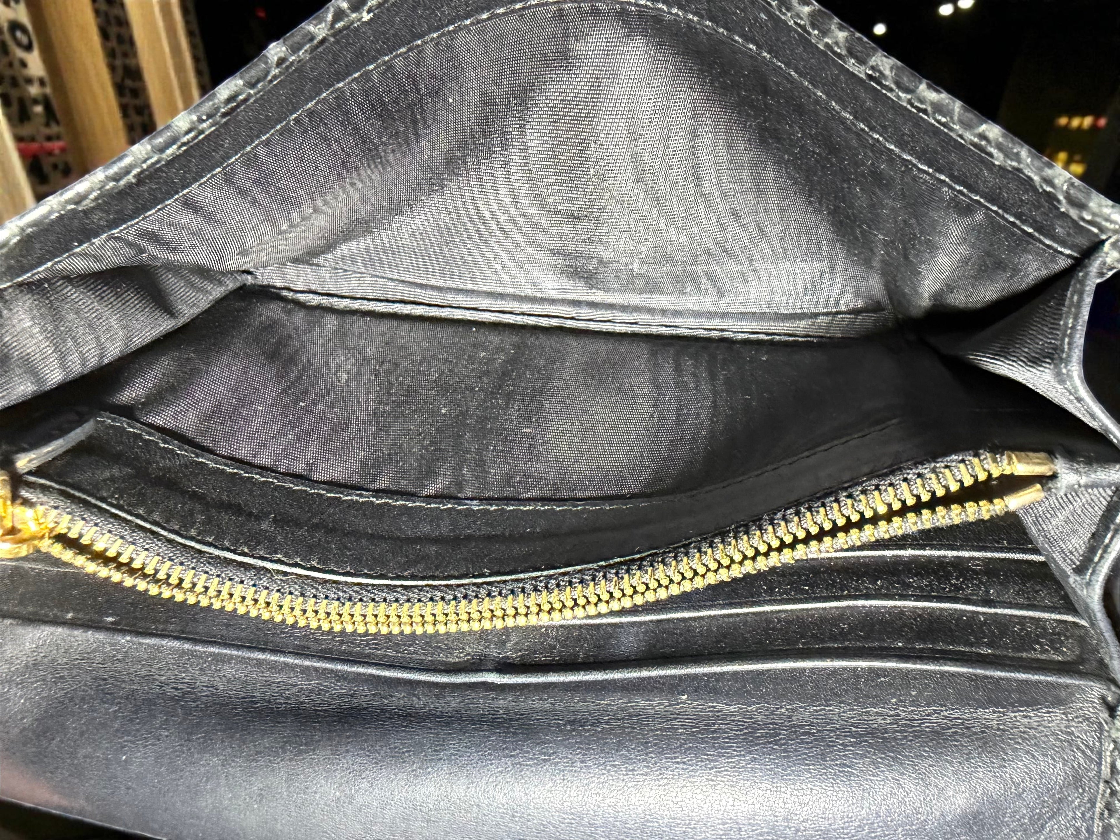Portefeuille long Prada noir en cuir embossé façon serpent