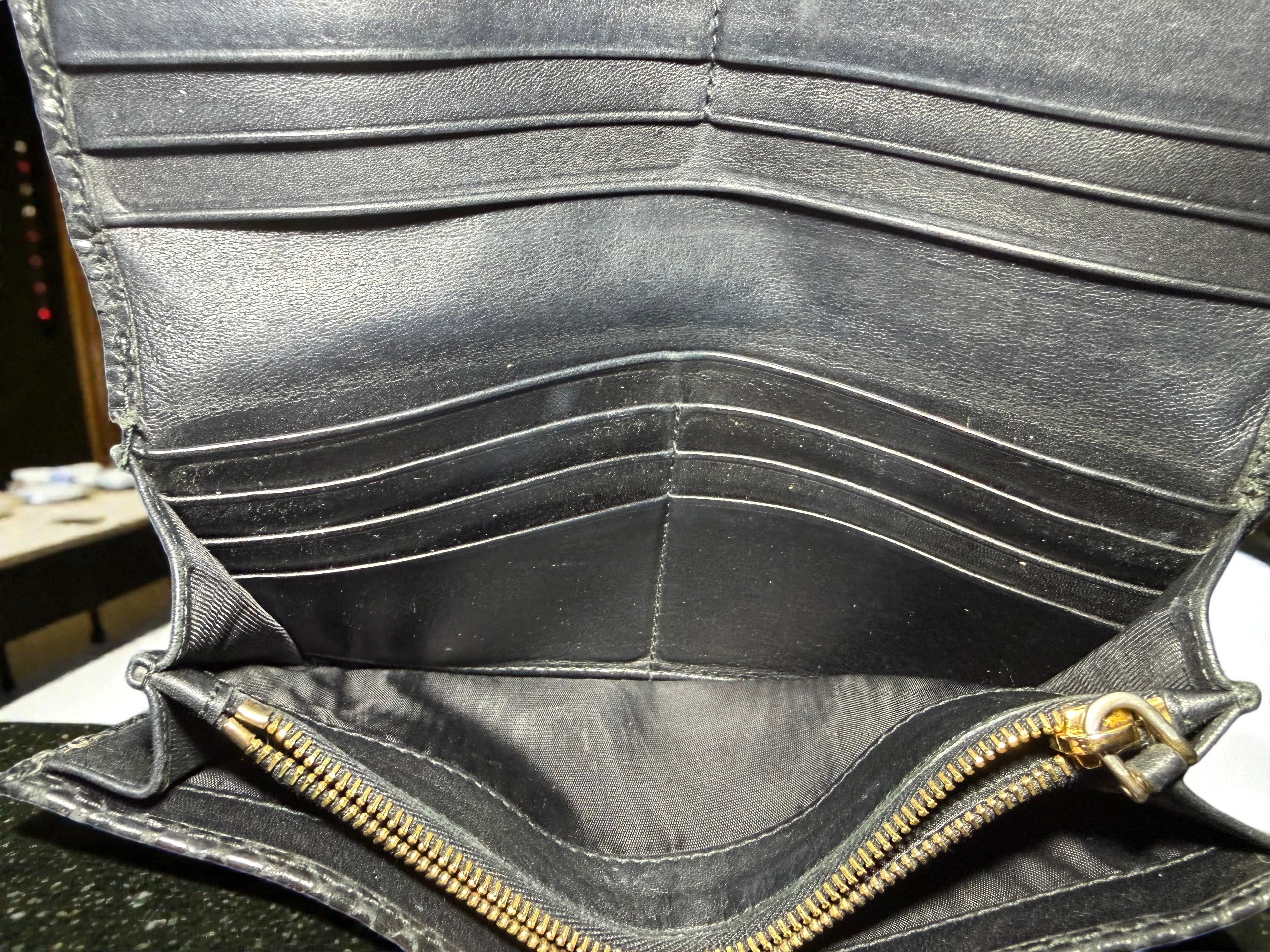 Portefeuille long Prada noir en cuir embossé façon serpent