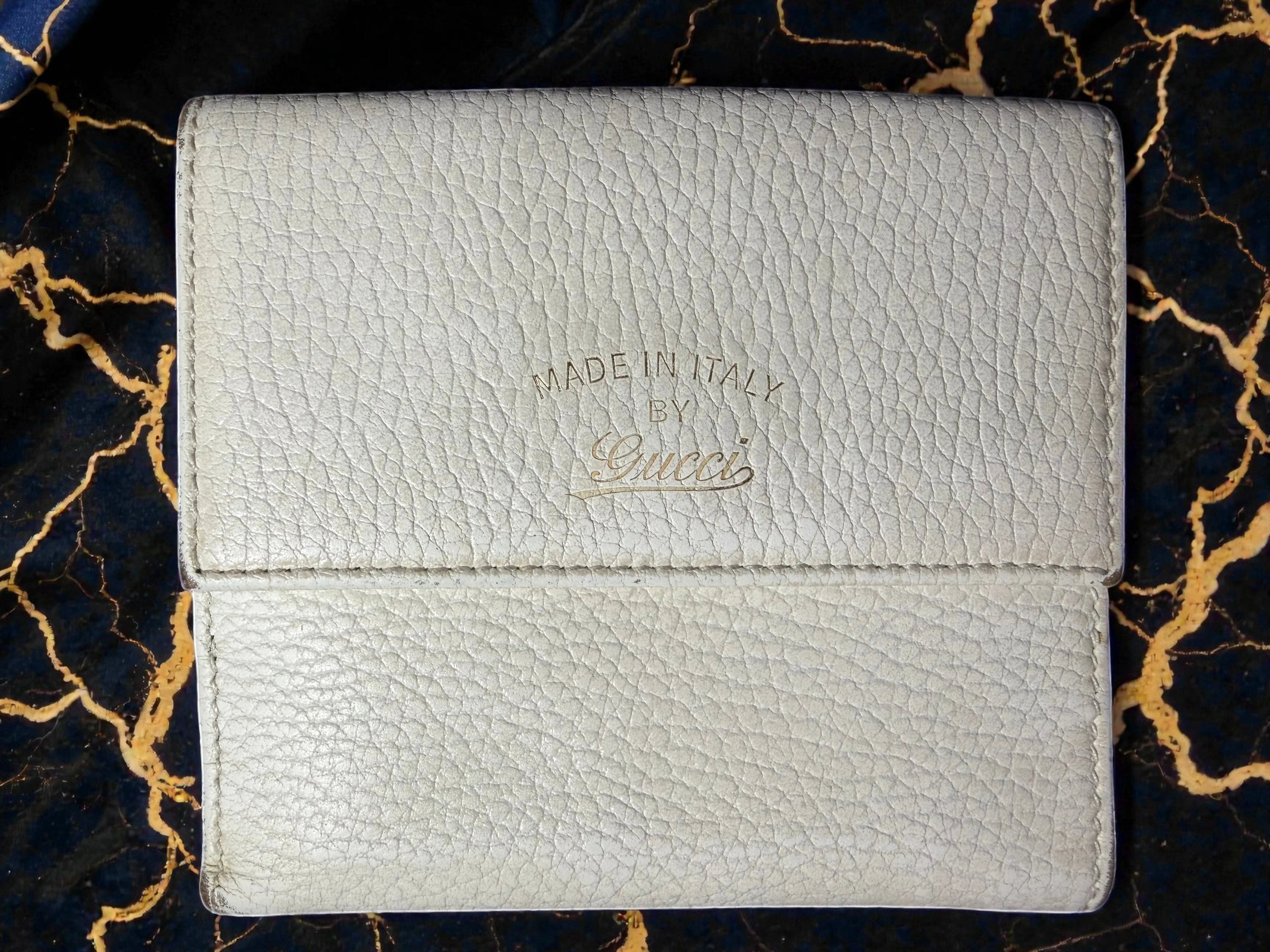 Gucci Zwei-Falz-Brieftasche aus elfenbeinfarbenem genarbtem Leder