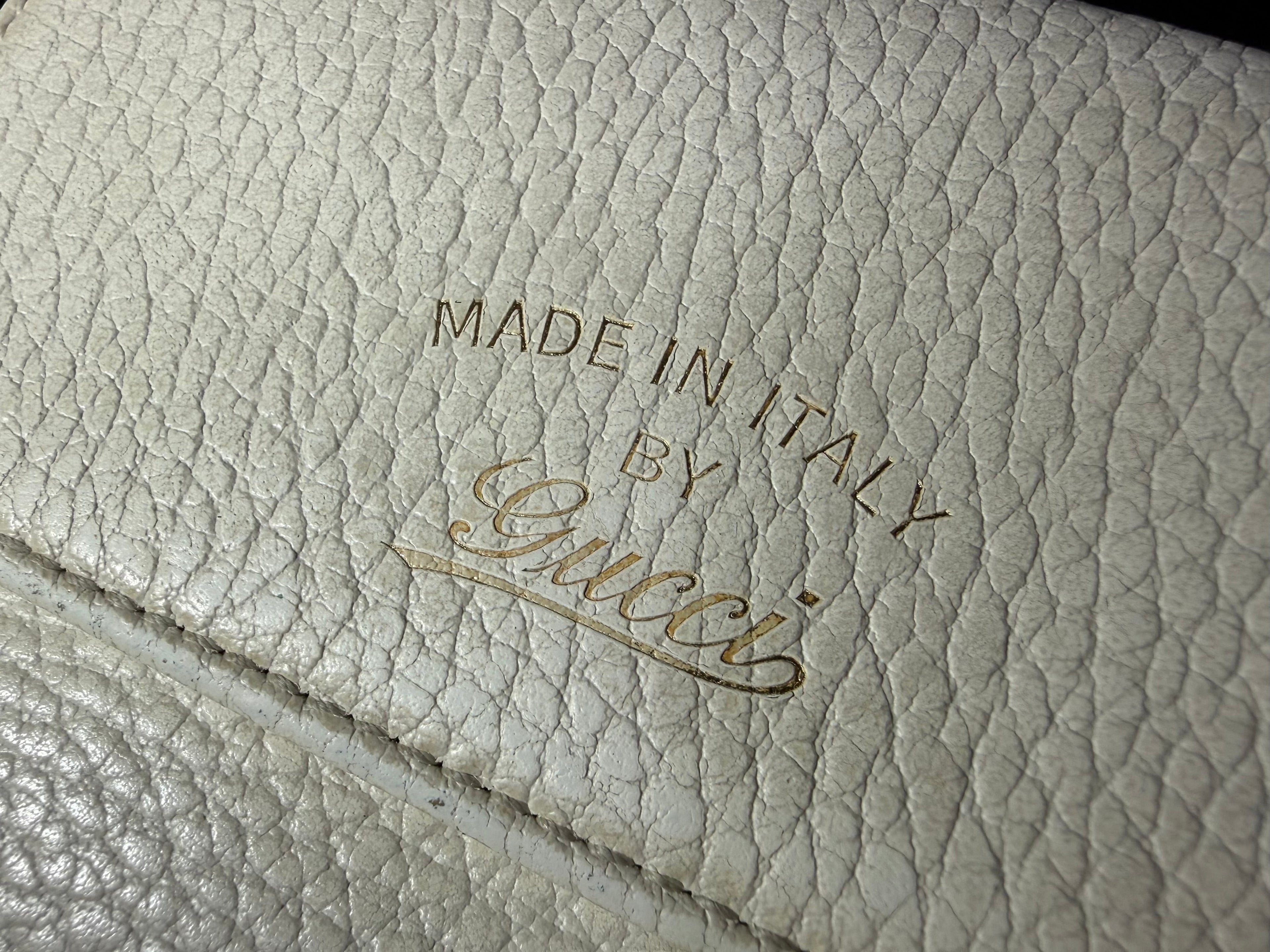 Gucci Zwei-Falz-Brieftasche aus elfenbeinfarbenem genarbtem Leder