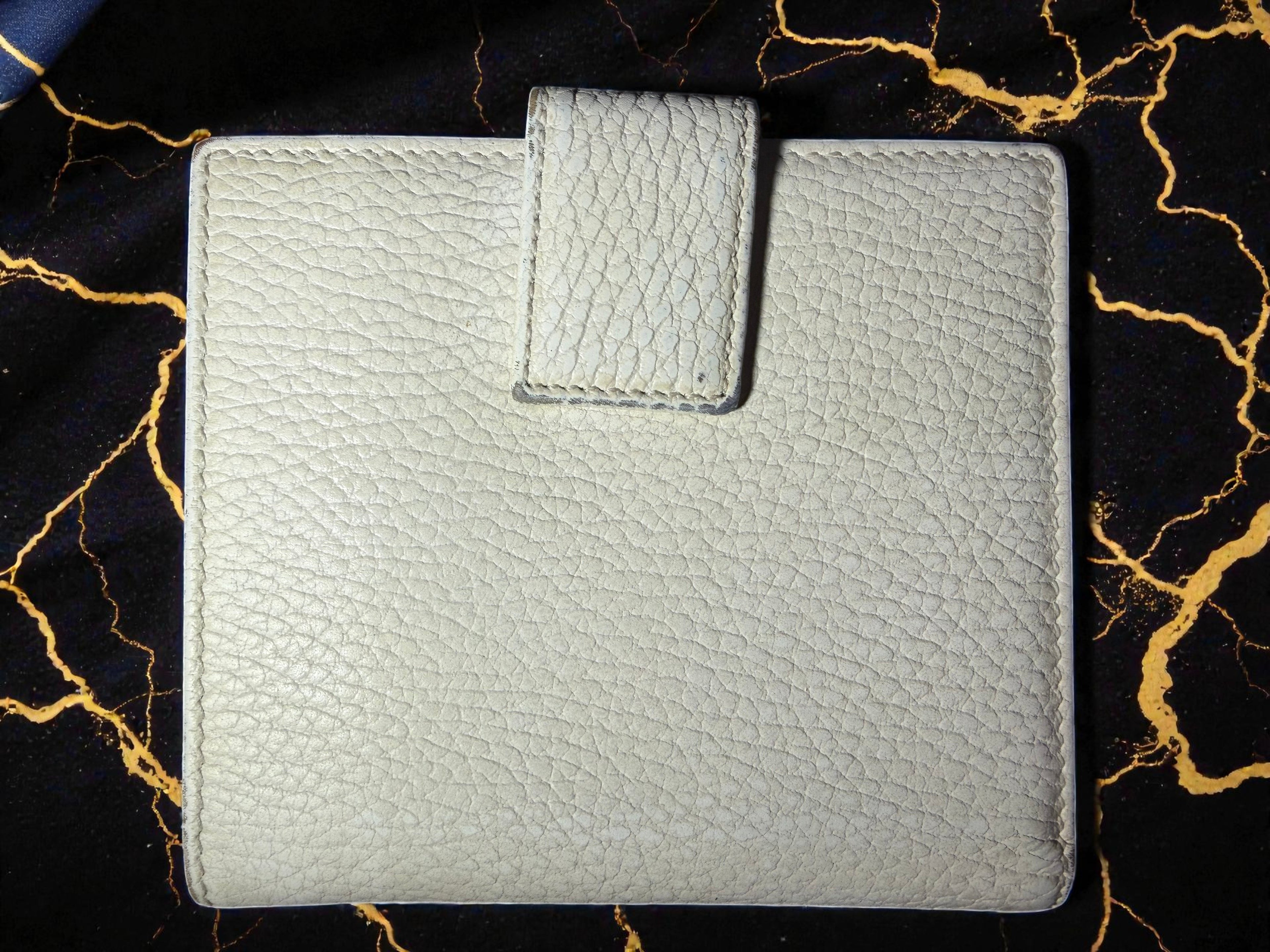 Gucci Zwei-Falz-Brieftasche aus elfenbeinfarbenem genarbtem Leder